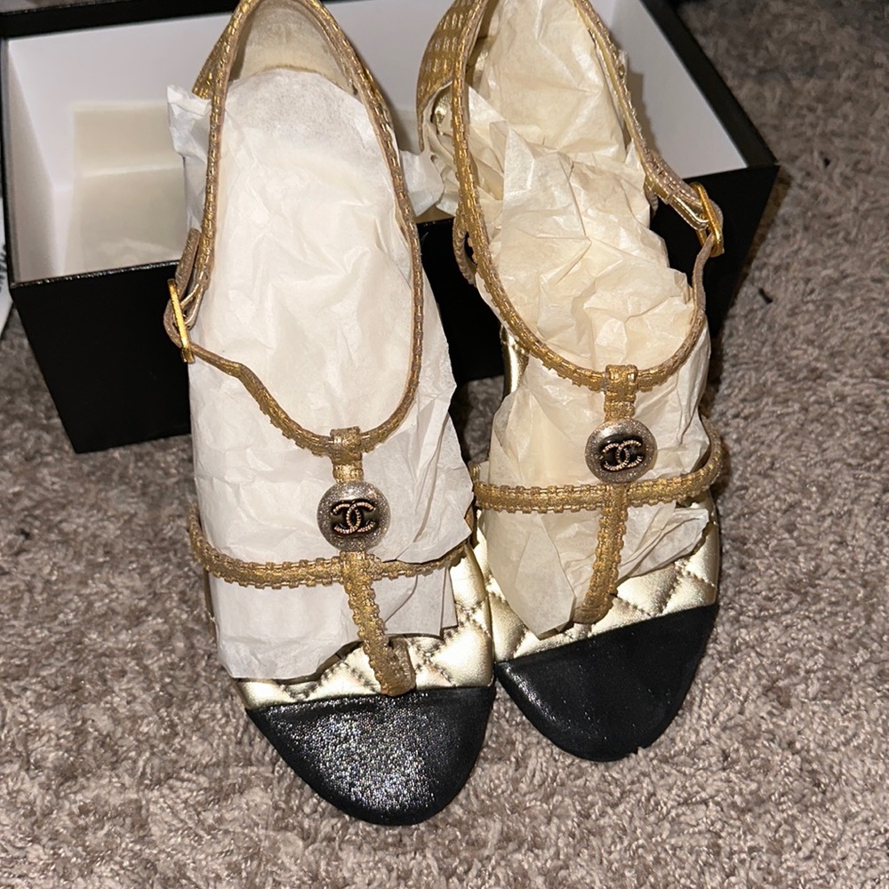 Chanel - Picture 1 of 3
